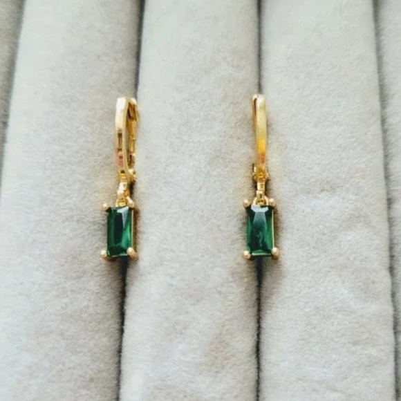 Last pair🤩 Gold Tone Green Rhinestone Earrings - Picture 3 of 3